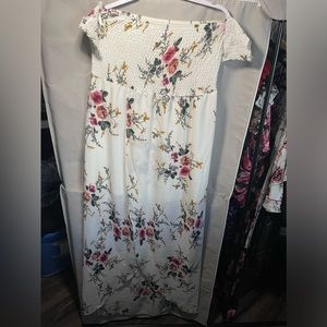 White floral dress with small attached sleeves size xl.